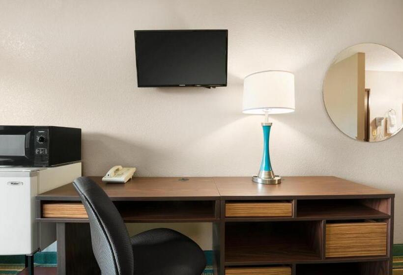 キングサイズベッドのスイートルーム, Super 8 By Wyndham Rantoul