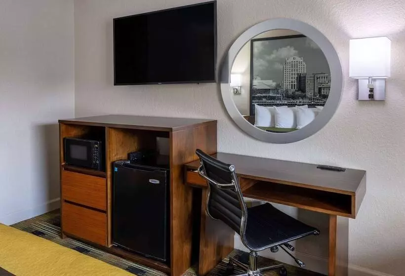 اتاق استاندارد با 2 تخت دوبل, Super 8 By Wyndham Williamsburg/historic Area