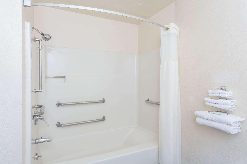 غرفة قياسية سرير كينج لذوى الإحتياجات الخاصة, Super 8 By Wyndham Goodyear/phoenix Area