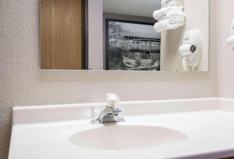 غرفة قياسية سرير كينج, Super 8 By Wyndham Menomonie Wi