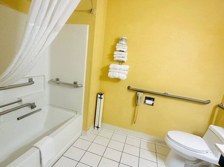 Mozgáskorlátozott Standard Szoba, Super 8 By Wyndham Warrenton