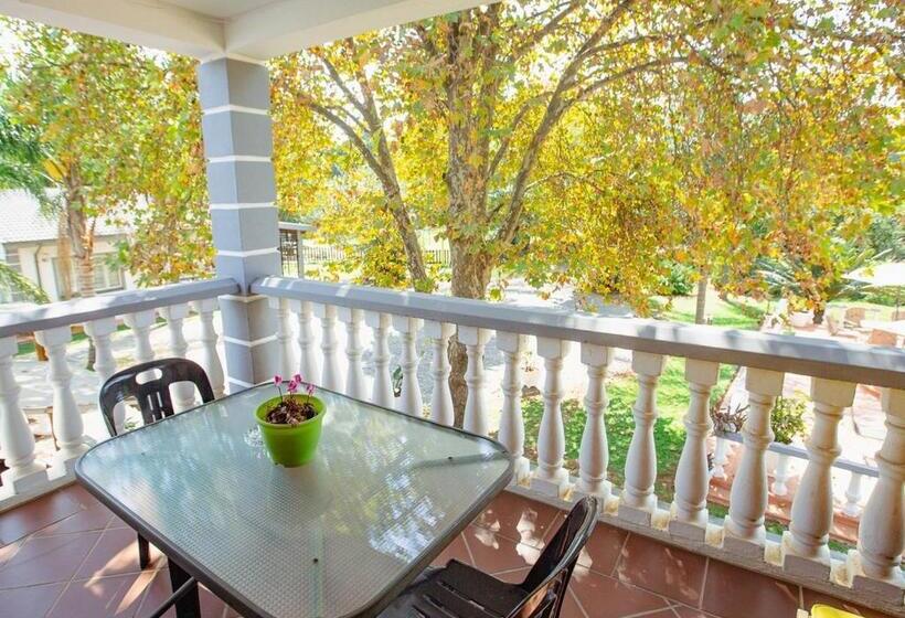 Номер Deluxe с Балконом, Golden Candle Guest House