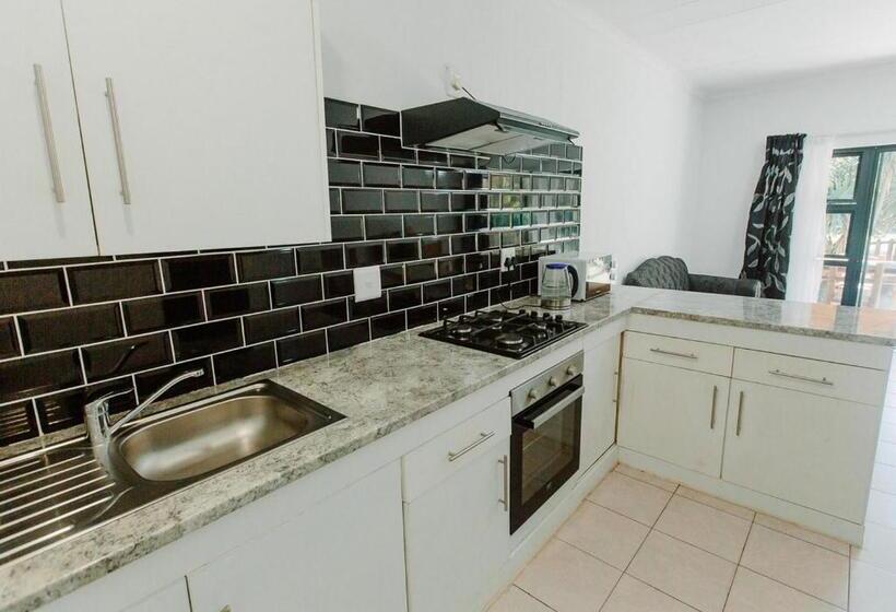Апартаменты 1 Спальня Вид на Сад, Golden Candle Guest House