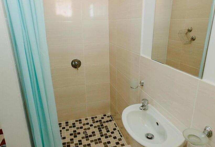 经济房, Golden Candle Guest House