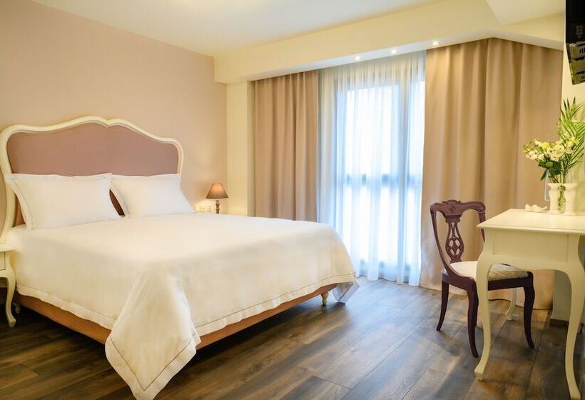 סוויטה משפחתית, Emerald Suites