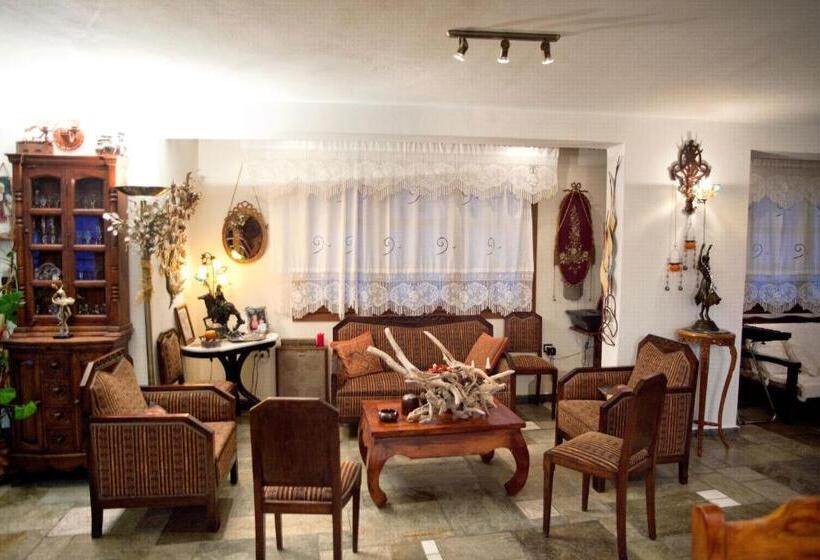 Family Apartment, Dio Studios