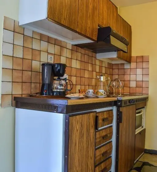 Quarto Familiar, Dio Studios