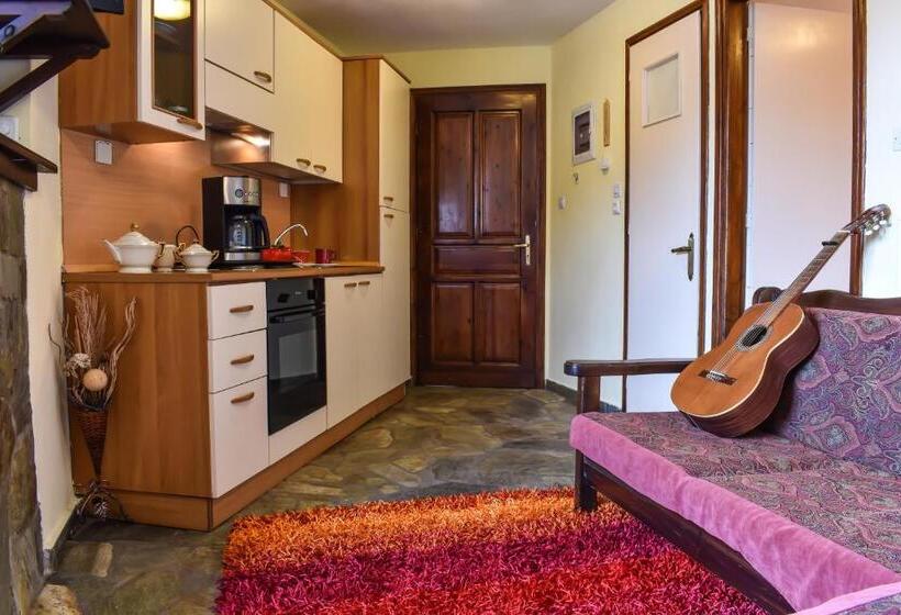 Family Apartment, Dio Studios