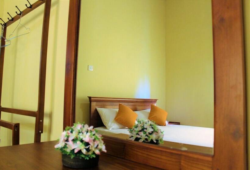 شقة عائلية, Riverine Cascade