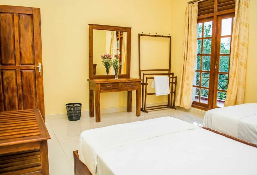 شقة عائلية, Riverine Cascade