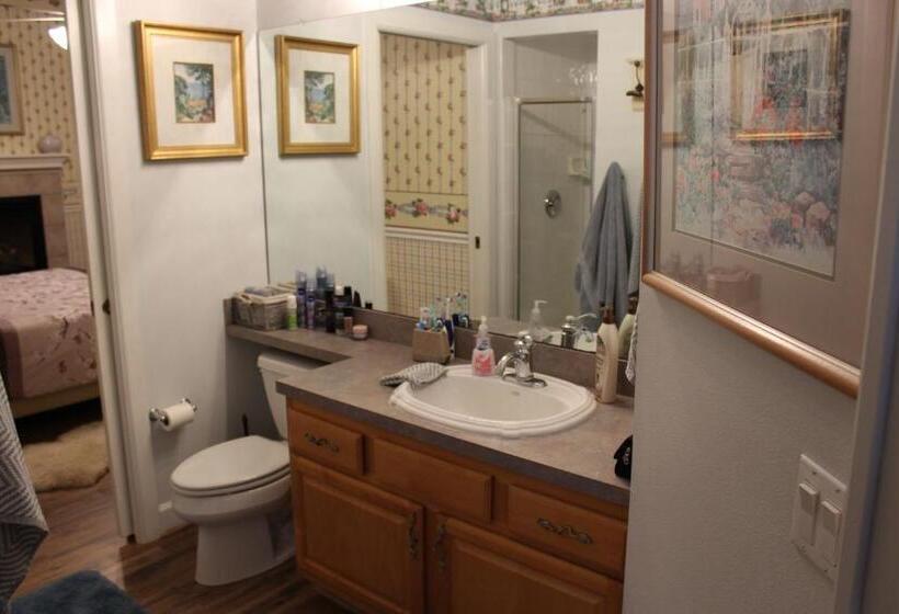 غرفة ديلوكس سرير كينج, Rock Pointe Ranch