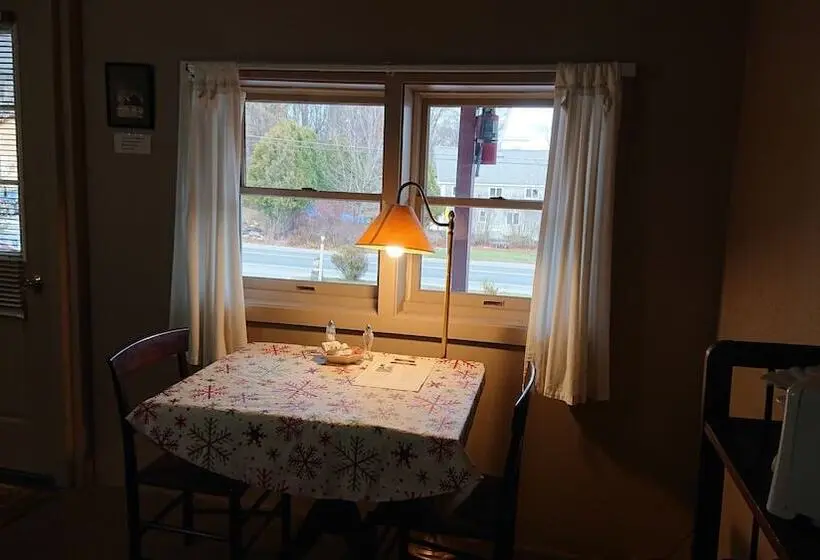 Standard-studio, Brookside Motor Inn