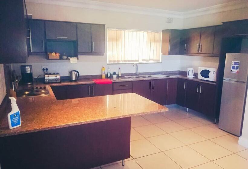 스위트 퀸침대, Beachview Guest House