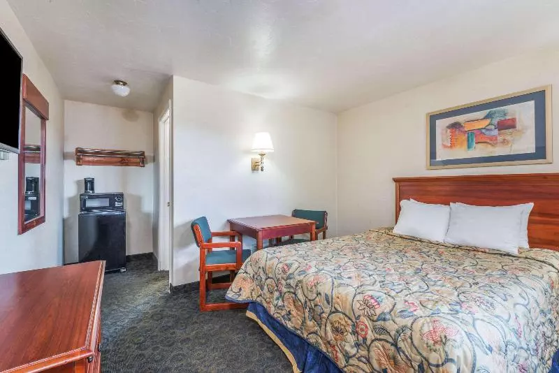 キングサイズベッドのスイートルーム, Knights Inn North Attleboro
