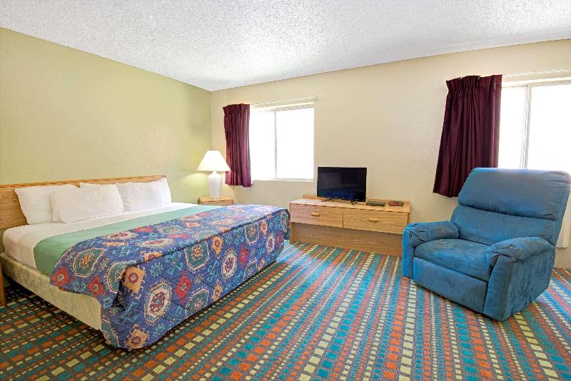 带大床的标准间, Super 8 By Wyndham Belen Nm