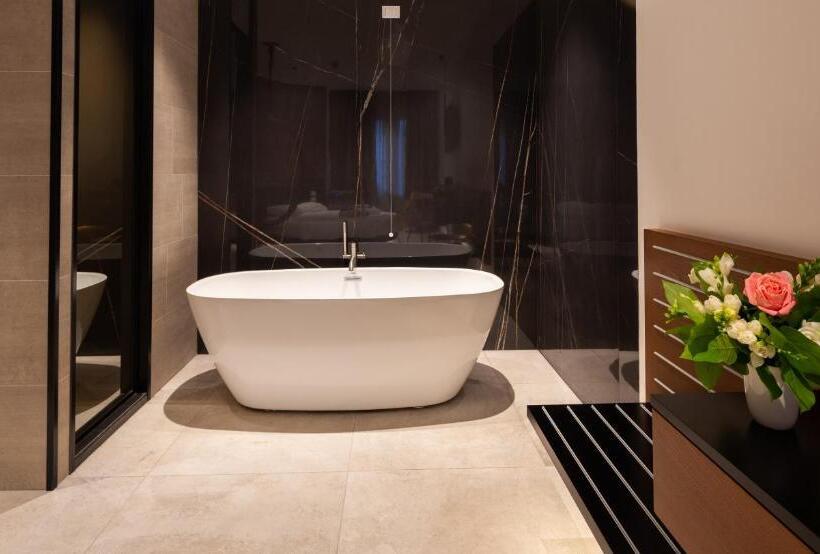 豪华房间, The Corner Duomo