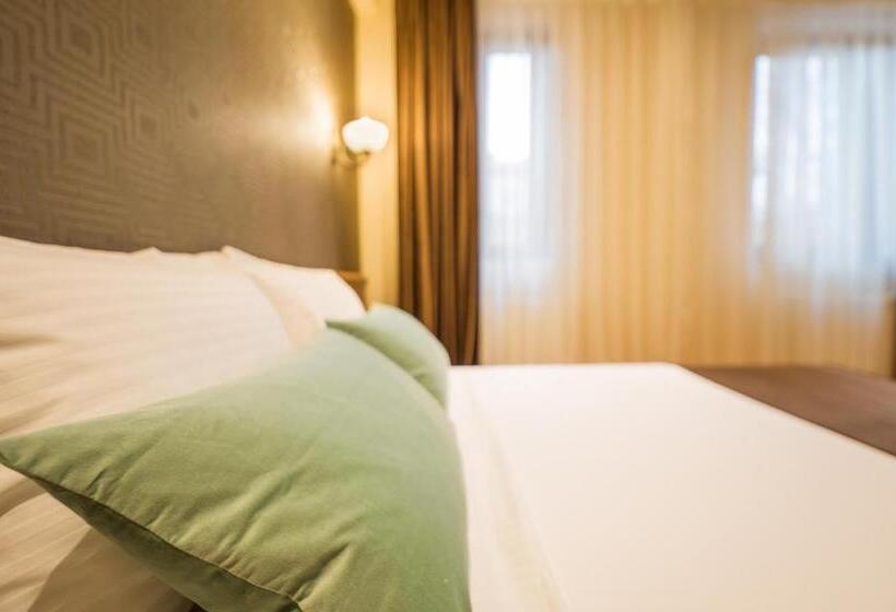 اتاق سوپریور, Bucur 9