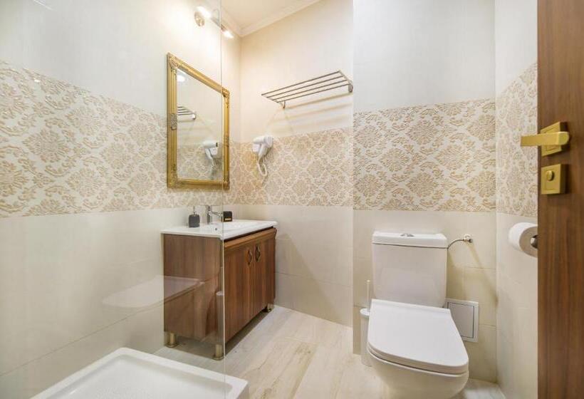 اتاق لوکس با تخت بزرگ, Bucur 9