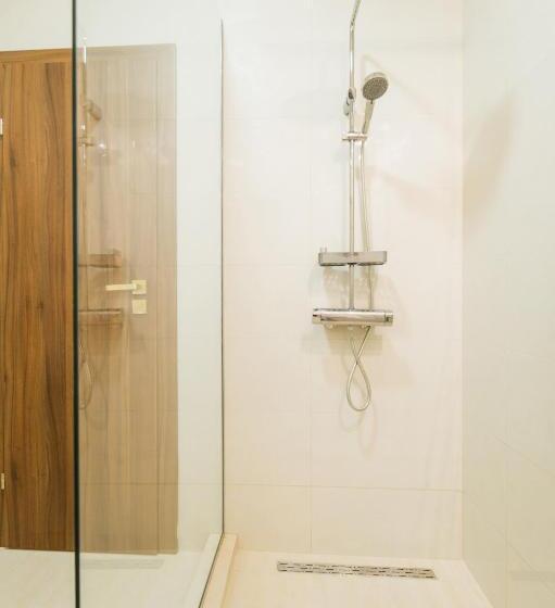 اتاق لوکس, Bucur 9