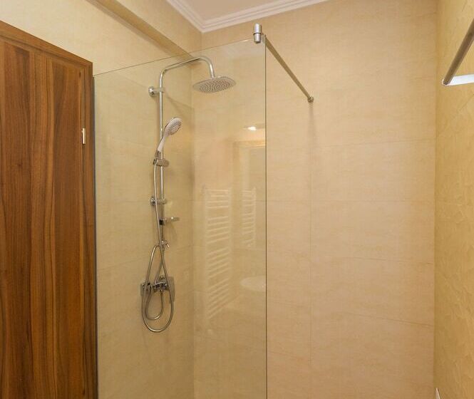 اتاق لوکس, Bucur 9