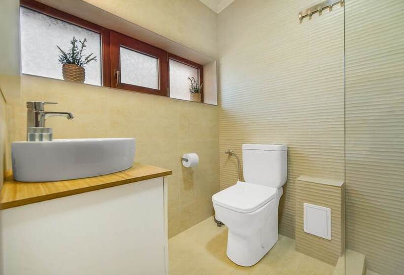 اتاق سوپریور, Bucur 9