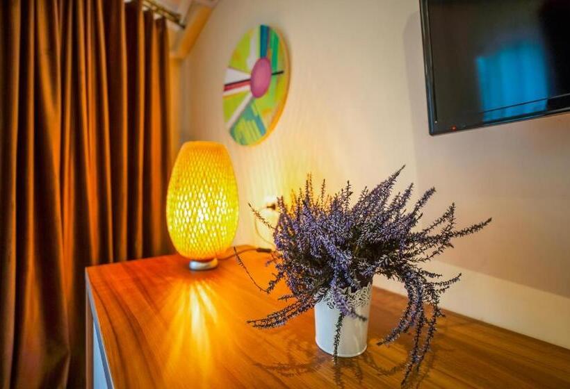 اتاق لوکس, Bucur 9