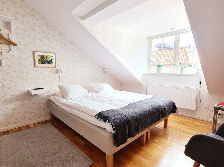 חדר סטודיו סטנדרד, Röda Magasinet