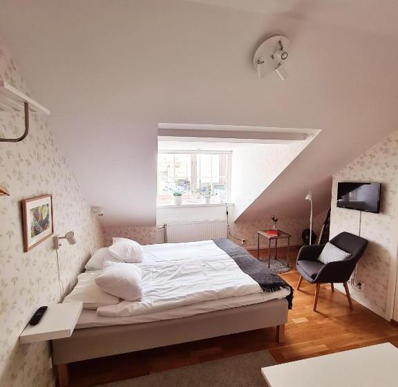 חדר סטודיו סטנדרד, Röda Magasinet