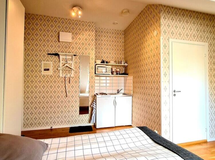 חדר סטודיו סטנדרד, Röda Magasinet