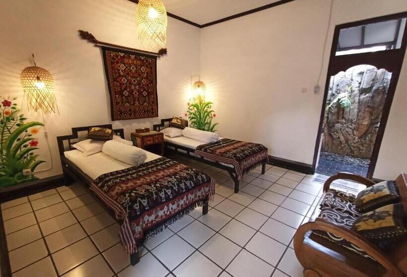 غرفة قياسية مطلّة علي الحديقة, Binaria Museum