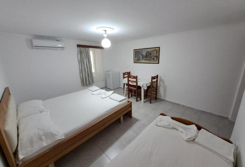 غرفة قياسية ثلاثية, Guest House Argjiro Castle