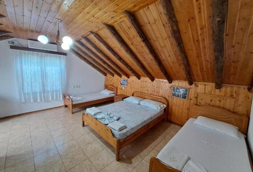 غرفة عائلية مطلّة علي الجبل, Guest House Argjiro Castle