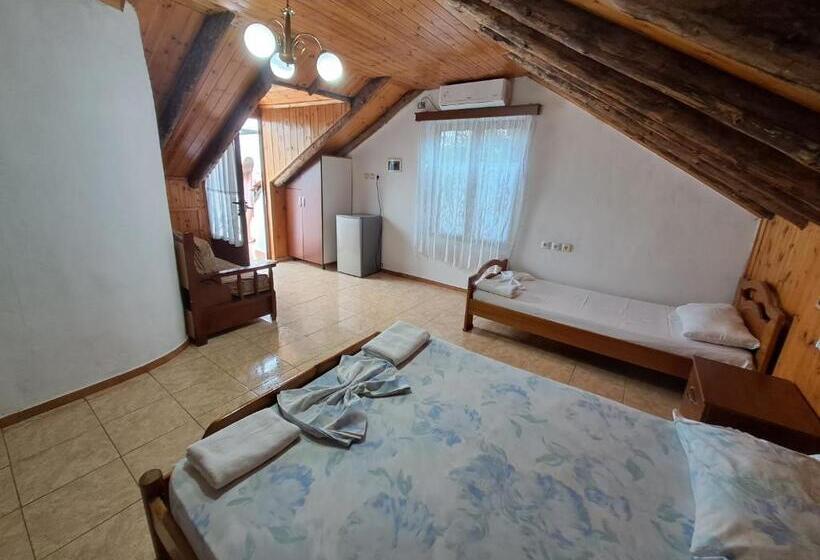 غرفة عائلية مطلّة علي الجبل, Guest House Argjiro Castle