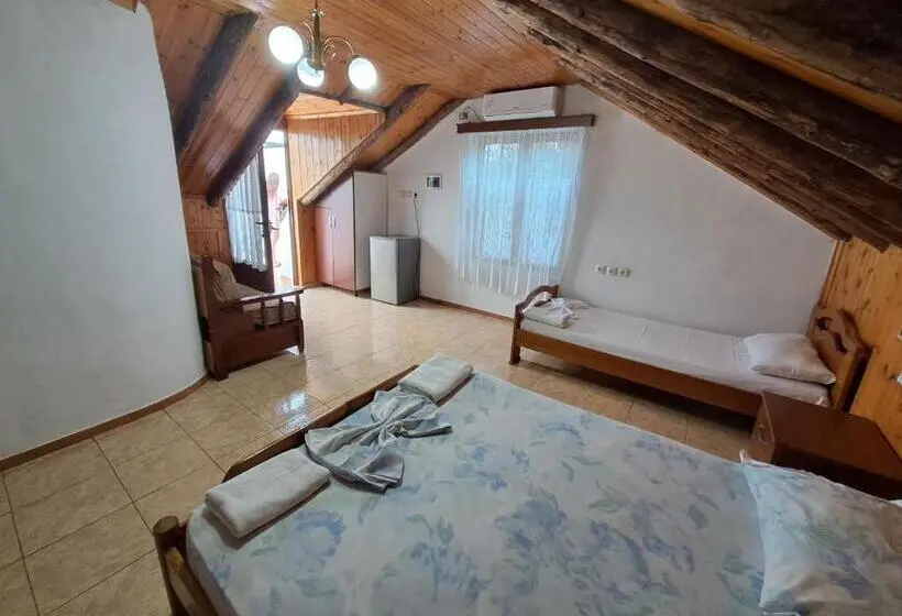 اتاق خانوادگی با چشمانداز کوه, Guest House Argjiro Castle