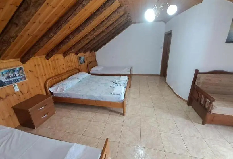 اتاق خانوادگی با چشمانداز کوه, Guest House Argjiro Castle