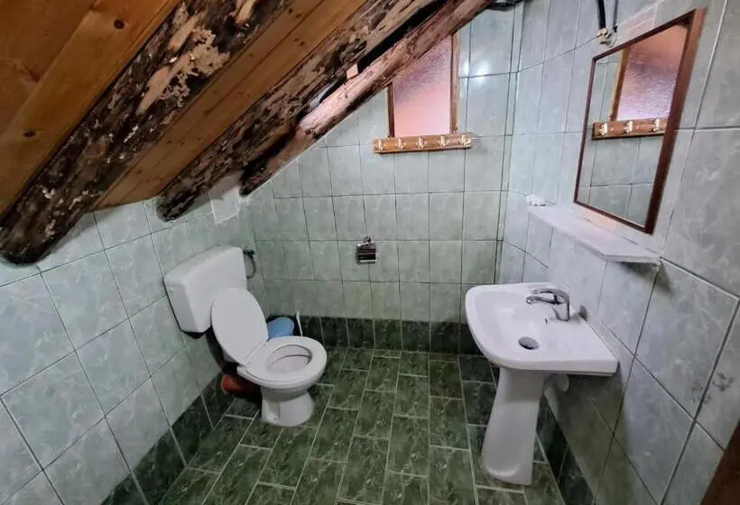 اتاق خانوادگی با چشمانداز کوه, Guest House Argjiro Castle