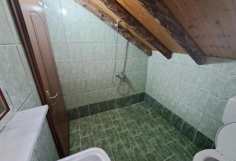 غرفة عائلية مطلّة علي الجبل, Guest House Argjiro Castle