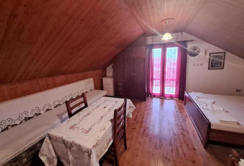 غرفة عائلية, Guest House Argjiro Castle