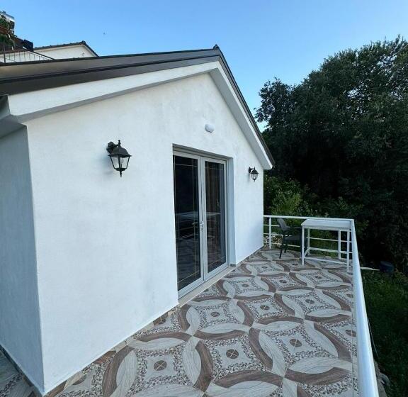 جناح ديلوكس, Guest House Argjiro Castle