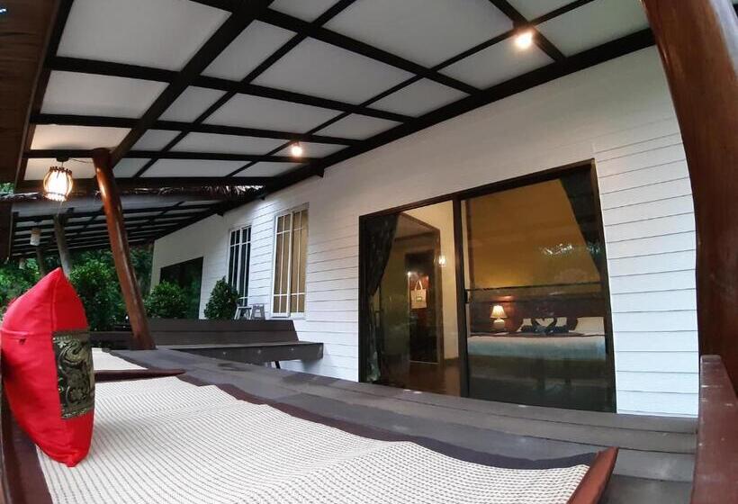 اتاق لوکس با تخت بزرگ, Little Rock Kohjum