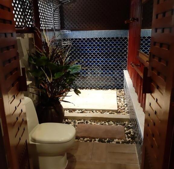 اتاق لوکس با تخت بزرگ, Little Rock Kohjum