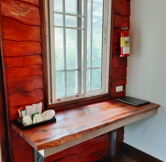 اتاق لوکس با تخت بزرگ, Little Rock Kohjum