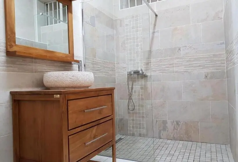 اتاق خانوادگی, Chez Papa Daya