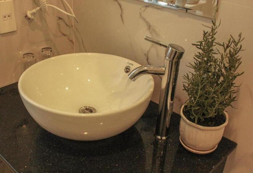 اتاق استاندارد چهارنفره با بالکن, Anh Tien