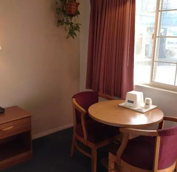 اتاق استاندارد برای معلولان, Redwood Inn