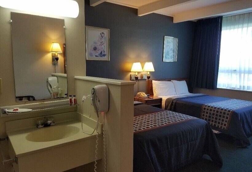 غرفه قياسيه سريرين مزدوجين, Travelodge By Wyndham Lake George Ny