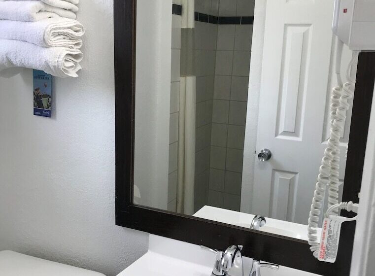 غرفه قياسيه سريرين مزدوجين, Travelodge By Wyndham Merced Yosemite