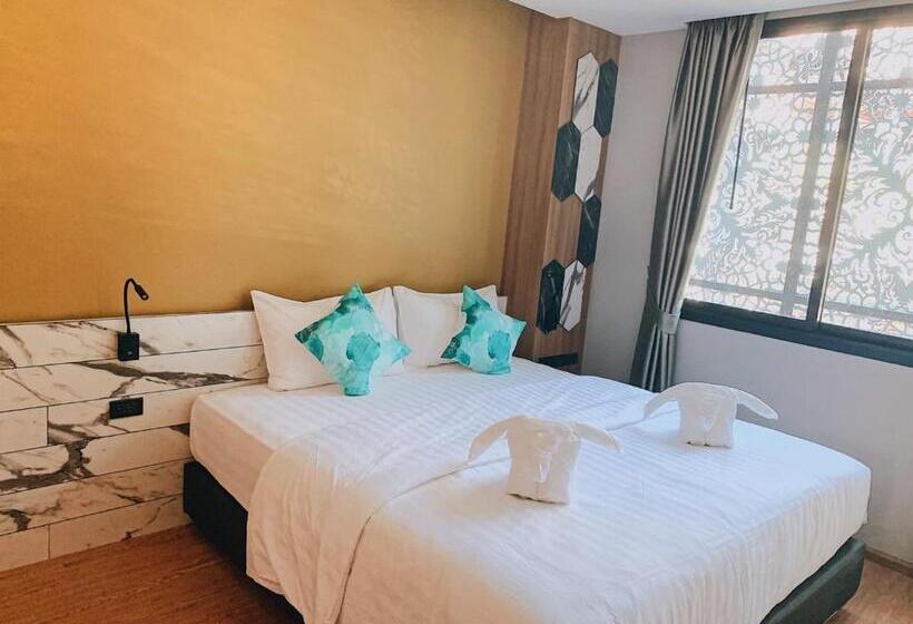 스탠다드 룸 킹사이즈 침대, Sky Wave Patong