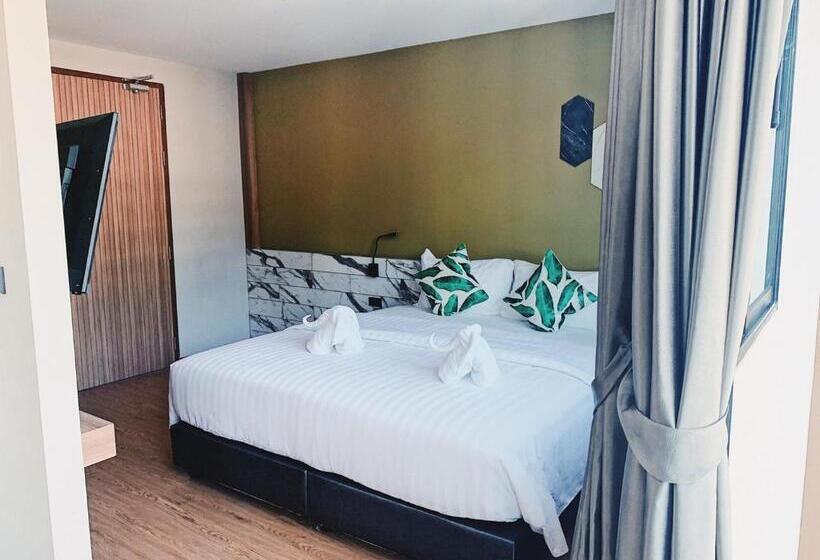 스탠다드 룸 킹사이즈 침대, Sky Wave Patong