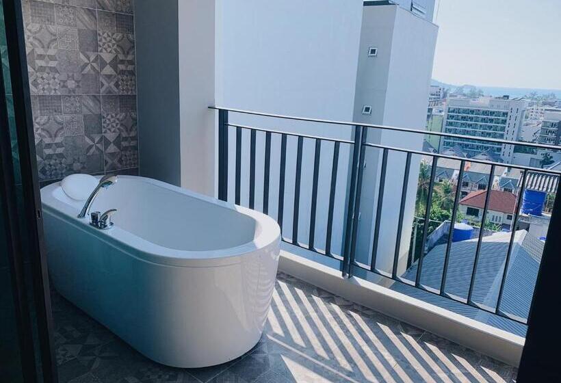 스탠다드 스튜디오 바다 전망, Sky Wave Patong